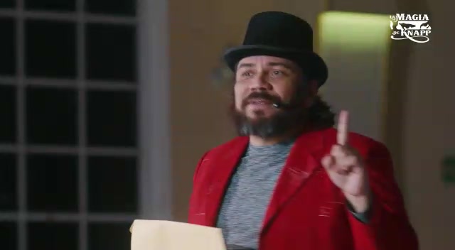 Mago en Mérida con sombrero y saco rojo durante el show de La Magia de Knapp