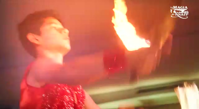 Artista de fuego en el espectáculo de magia profesional de La Magia de Knapp