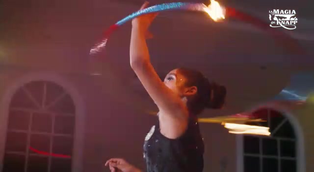 Artista con aro de fuego en espectáculo de magia profesional en Mérida, Yucatán
